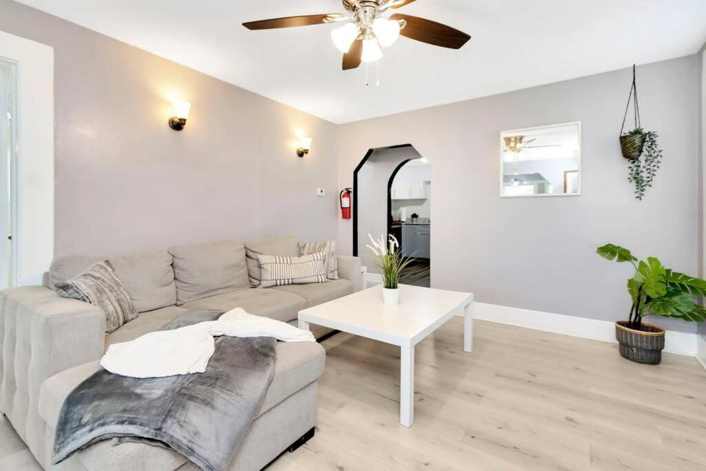 Cozy Bungalow With Patio & Grill, Private And Location แทมปา ภายนอก รูปภาพ